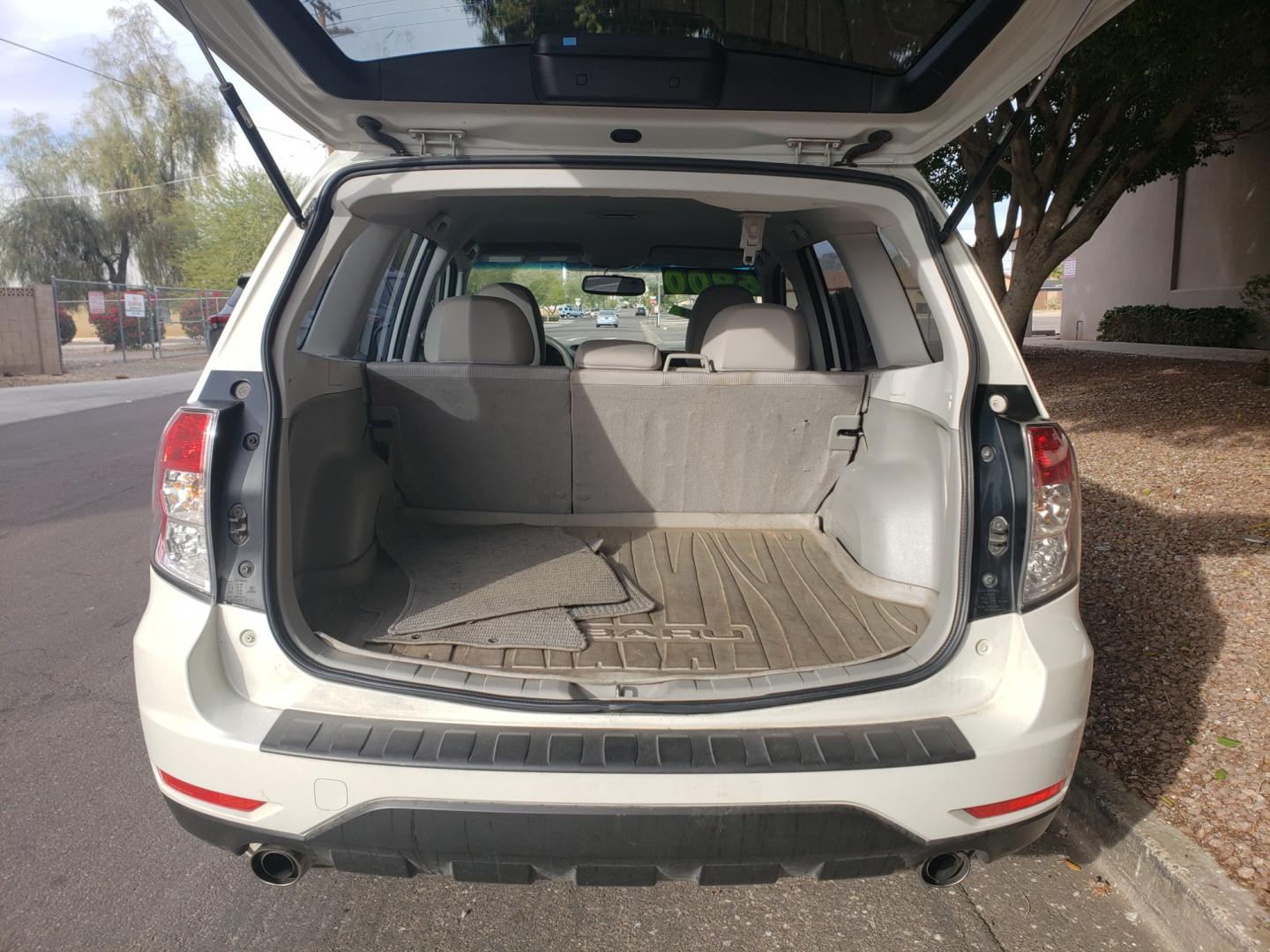 2010 WHITE /gray Subaru Forester (JF2SH6BC3AH) with an 2.4L L4 DOHC 16V engine, 5-Speed Automatic transmission, located at 323 E Dunlap Ave., Phoenix, AZ, 85020, (602) 331-9000, 33.567677, -112.069000 - 2010 Subaru Forester,......EXCELLENT condition,.... Ice Cold A/C, Gray interior with lite gray cloth seats in near perfect condition, New brakes, Tune up, Stereo/CD Player, Satellite compatible, This suv is gorgeous inside and out, Incredible gas mileage! Arizona title , Runs and Drives Excellent... - Photo#16